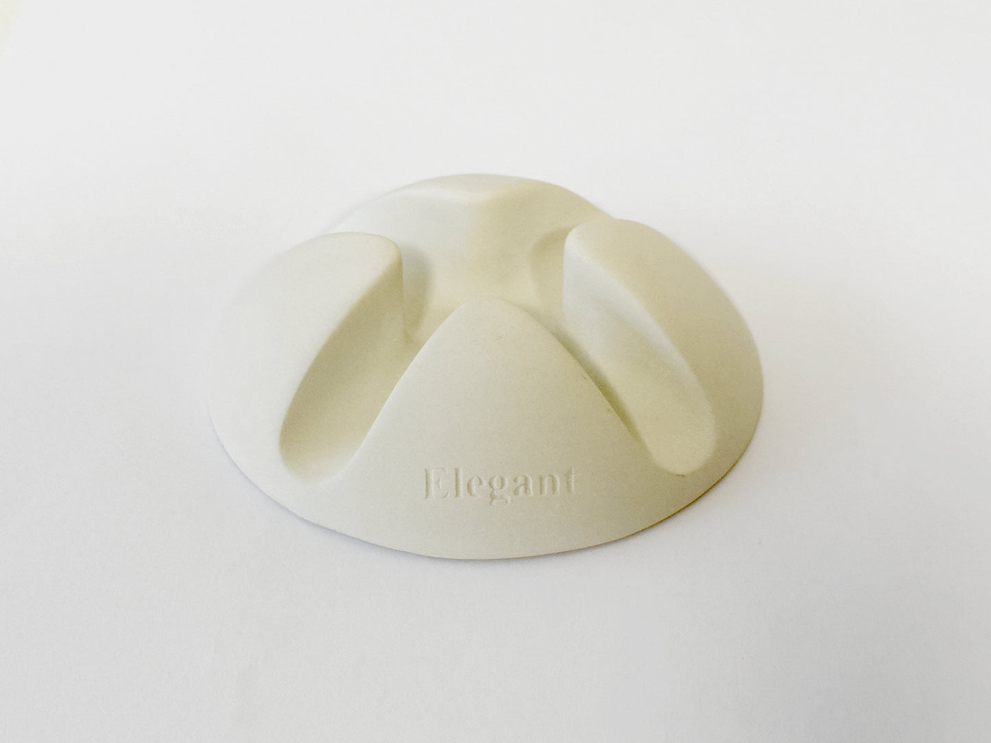 Handy-Halterung weiß, Betonmischung, bruchsicher und solide Formgebung! Während der handgemachten Gestaltung kann der Grundfarbton und Struktur abhängig vom Mischverhältnis von dem im Foto abgebildeten Aschenbecher gering abweichen. Das Gewicht variiert um zwischen ca. 130-189 gr. Größe (gemessen am Umkarton der Verpackung): L/B/H 10,2 cm X 10,2 cm X 3,7 cm Katalogpreis=12,95 Aktionspreis zur Eröffnung unseres EDELEGANT - Shops = nur 8,95