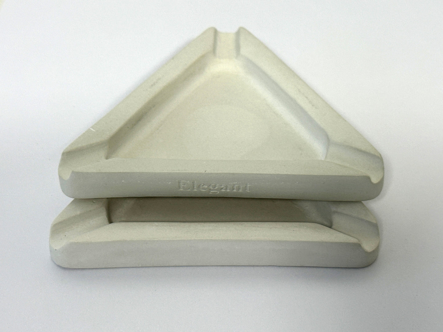 Aschenbecher 3-ECK weiß, Betonmischung, bruchsicher und solide Formgebung! Während der handgemachten Gestaltung kann der Grundfarbton und Struktur abhängig vom Mischverhältnis von dem im Foto abgebildeten Aschenbecher gering abweichen. Das Gewicht variiert um zwischen ca. 80-100 gr. Größe (gemessen am Umkarton der Verpackung): L/B/H 10,2 cm X 10,2 cm X 3,7 cm Katalogpreis=9,95 Aktionspreis zur Eröffnung unseres EDELEGANT - Shops = nur 6,95