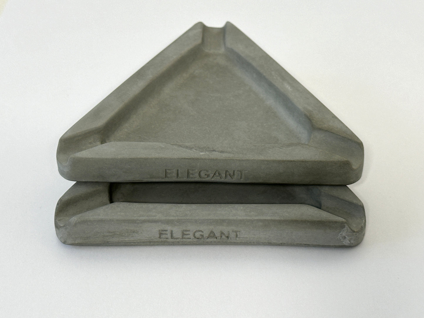 Aschenbecher 3-ECK schwarz, Set mit 2 Stück Betonmischung, bruchsicher und solide Formgebung! Während der handgemachten Gestaltung kann der Grundfarbton und Struktur abhängig vom Mischverhältnis von dem im Foto abgebildeten Aschenbecher gering abweichen. Das Gewicht variiert um zwischen ca. 80-100 gr. Größe (gemessen am Umkarton der Verpackung): L/B/H 10,2 cm X 10,2 cm X 3,7 cm Katalogpreis=9,95 Aktionspreis zur Eröffnung unseres EDELEGANT - Shops = nur 6,95