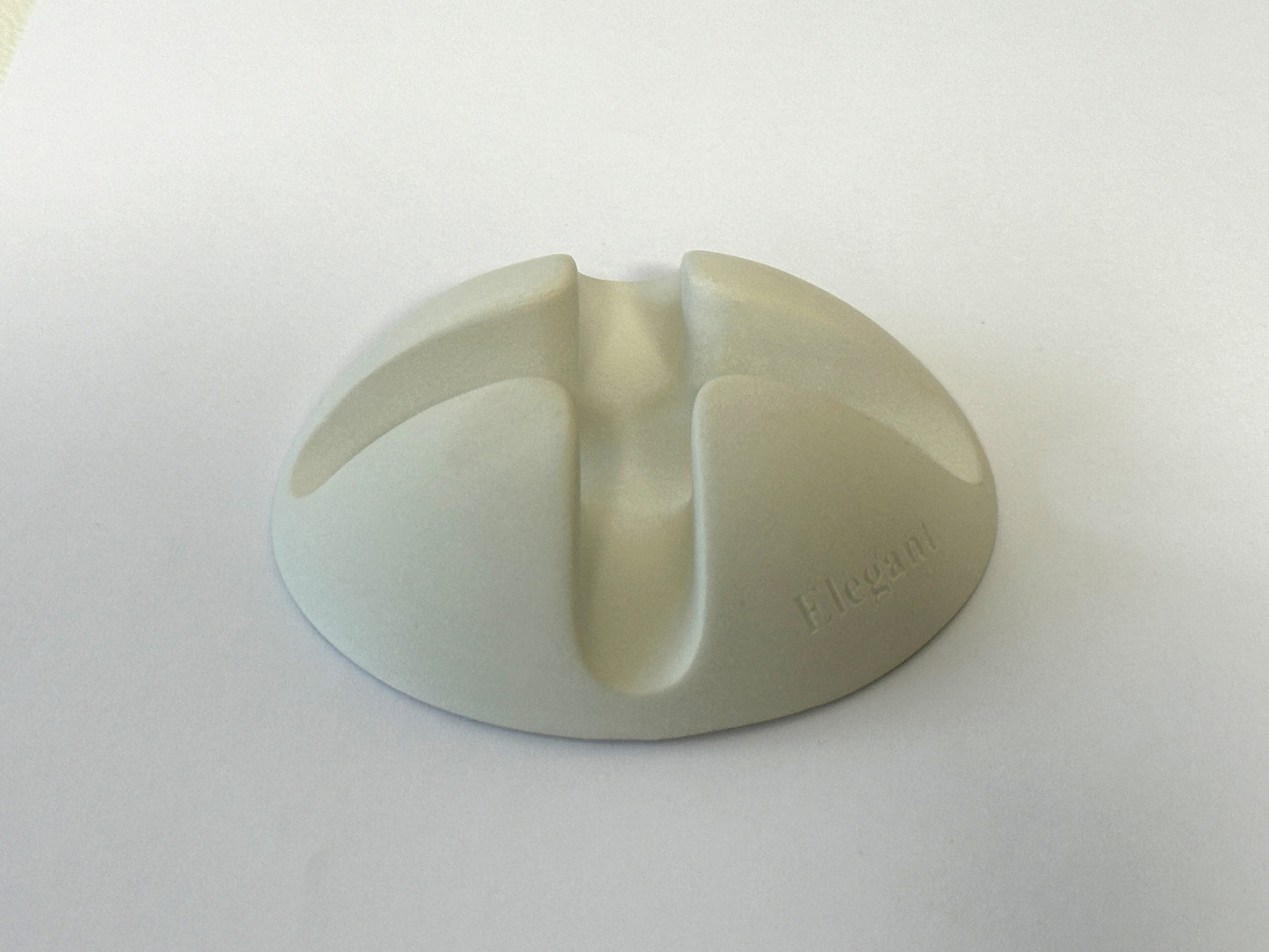 Handy-Halterung weiß, Betonmischung, bruchsicher und solide Formgebung! Während der handgemachten Gestaltung kann der Grundfarbton und Struktur abhängig vom Mischverhältnis von dem im Foto abgebildeten Aschenbecher gering abweichen. Das Gewicht variiert um zwischen ca. 130-189 gr. Größe (gemessen am Umkarton der Verpackung): L/B/H 9,3 cm X 9,3 cm X 3 cm Katalogpreis=12,99