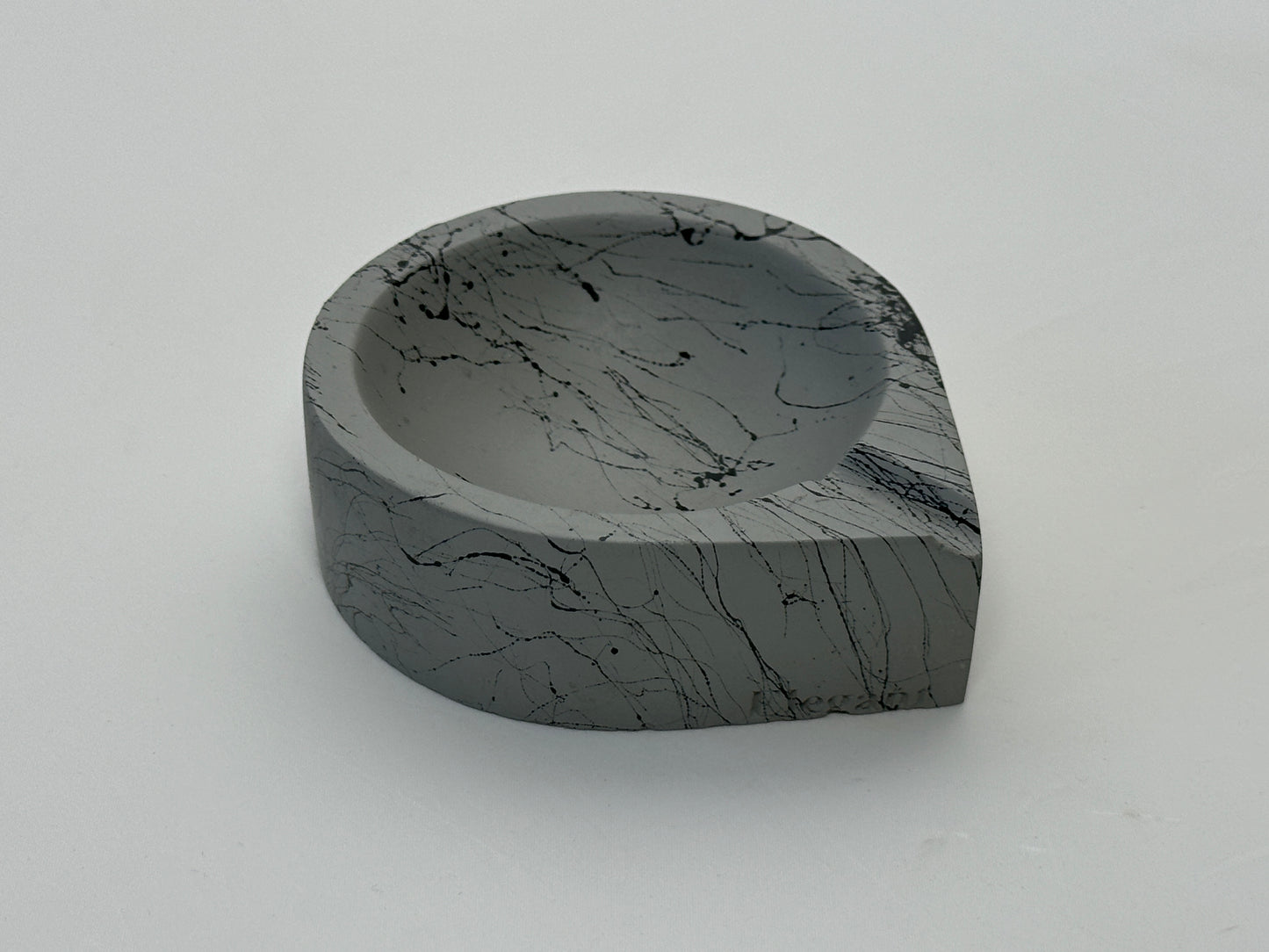 Aschenbecher TROPFEN dunkelgrau Marmorierung schwarz
Betonmischung, bruchsicher und solide Formgebung, dunkelgrau, Marmorierung schwarz, jeder Aschenbecher ist ein Unikat!
Während der handgemachten Gestaltung kann der Grundfarbton und Struktur abhängig vom Mischverhältnis von dem im Foto abgebildeten Aschenbecher gering abweichen.
Das Gewicht variiert um zwischen 205-260 gr.
Größe (gemessen am Umkarton der Verpackung): L/B/H
10,5 cm X 9,3 cm X 3,8 cm, Katalogpreis 12,99€